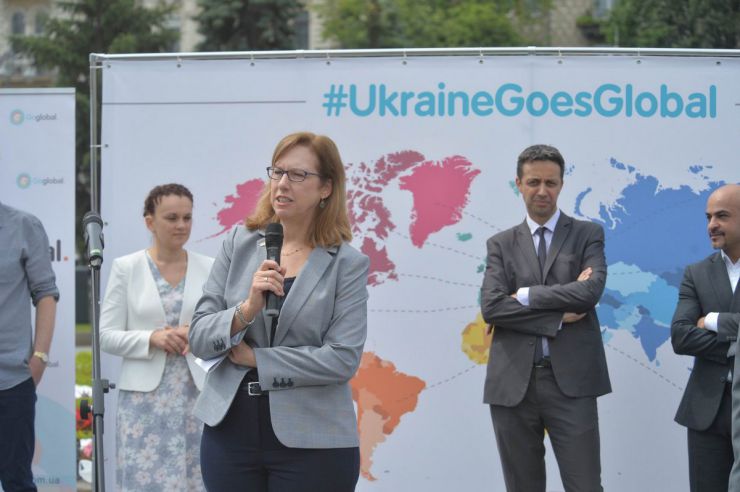 7 червня 2019 у Києві на Майдані Незалежності відбулося відкриття найбільшої волонтерської програми Східної Європи - GoCamp. Близько 100 іноземних волонтерів із 50 країн світу долучаться до створення масштабного арт-об'єкту та представлять власні враження про Україну. Оксана Нечипоренко, директор ГО Global Office; Крістіна А. Квін, тимчасово повірена у справах США в Україні.