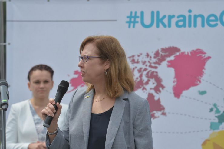 7 червня 2019 у Києві на Майдані Незалежності відбулося відкриття найбільшої волонтерської програми Східної Європи - GoCamp. Близько 100 іноземних волонтерів із 50 країн світу долучаться до створення масштабного арт-об'єкту та представлять власні враження про Україну. Оксана Нечипоренко, директор ГО Global Office; Крістіна А. Квін, тимчасово повірена у справах США в Україні.