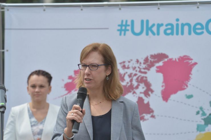 7 червня 2019 у Києві на Майдані Незалежності відбулося відкриття найбільшої волонтерської програми Східної Європи - GoCamp. Близько 100 іноземних волонтерів із 50 країн світу долучаться до створення масштабного арт-об'єкту та представлять власні враження про Україну. Оксана Нечипоренко, директор ГО Global Office; Крістіна А. Квін, тимчасово повірена у справах США в Україні.
