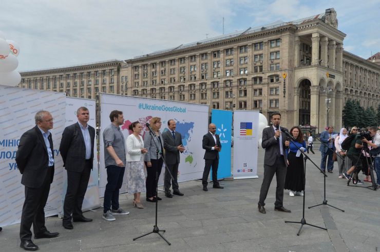 7 червня 2019 у Києві на Майдані Незалежності відбулося відкриття найбільшої волонтерської програми Східної Європи - GoCamp. Близько 100 іноземних волонтерів із 50 країн світу долучаться до створення масштабного арт-об'єкту та представлять власні враження про Україну. 