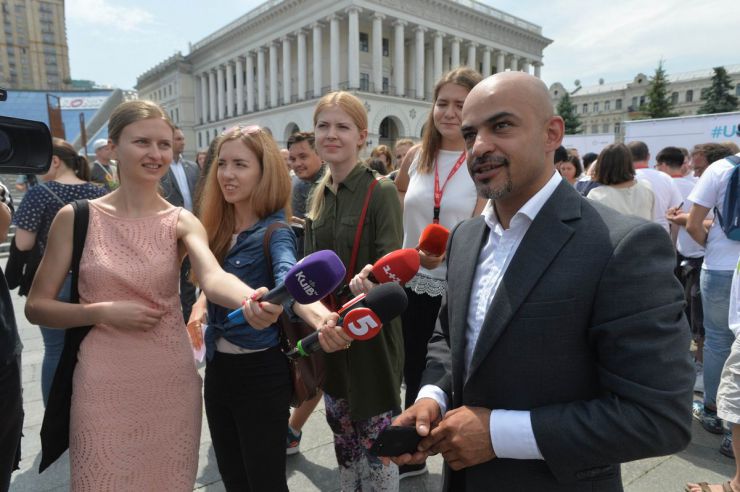 7 червня 2019 у Києві на Майдані Незалежності відбулося відкриття найбільшої волонтерської програми Східної Європи - GoCamp. Близько 100 іноземних волонтерів із 50 країн світу долучаться до створення масштабного арт-об'єкту та представлять власні враження про Україну. Мустафа Найєм, співзасновник ГО Global Office, народний депутат України.