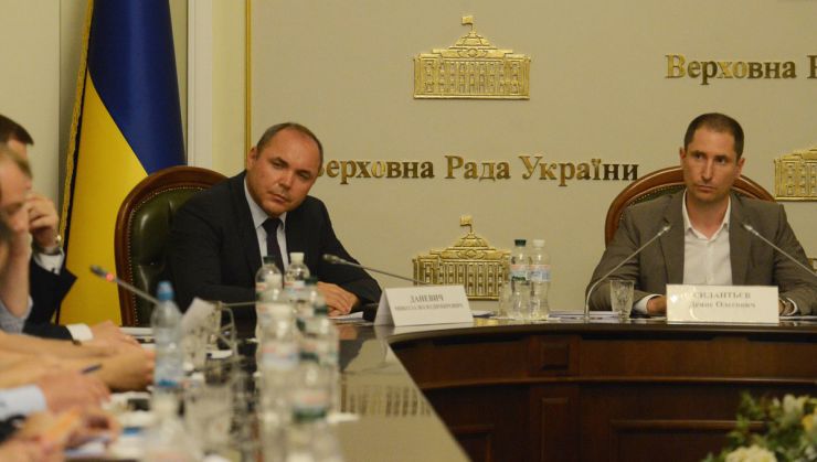 13 червня 2019 відбулися комітетські слухання на тему: «Соціальний захист молоді та інших вразливих категорій населення».
У заході взяли участь: народні депутати України, представники центральних та місцевих органів виконавчої влади, громадських та міжнародних організацій. Заступник голови Комітету з питань сім'ї, молодіжної політики, спорту та туризму Денис Силантьєв (праворуч) та Микола Даневич заступник Міністра молоді та спорту України.