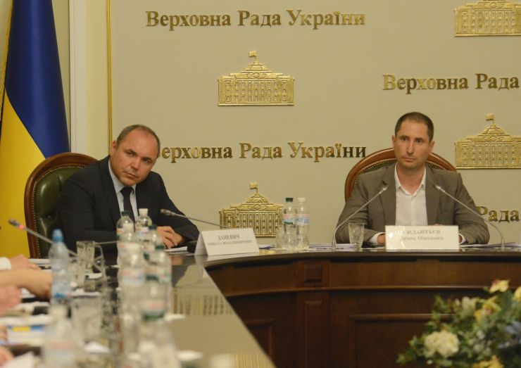 13 червня 2019 відбулися комітетські слухання на тему: «Соціальний захист молоді та інших вразливих категорій населення».
У заході взяли участь: народні депутати України, представники центральних та місцевих органів виконавчої влади, громадських та міжнародних організацій. Заступник голови Комітету з питань сім'ї, молодіжної політики, спорту та туризму Денис Силантьєв (праворуч) та Микола Даневич заступник Міністра молоді та спорту України.