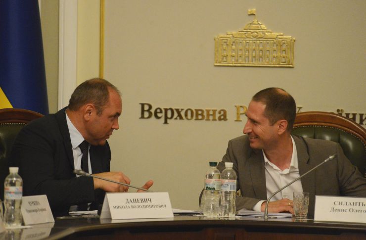 13 червня 2019 відбулися комітетські слухання на тему: «Соціальний захист молоді та інших вразливих категорій населення».
У заході взяли участь: народні депутати України, представники центральних та місцевих органів виконавчої влади, громадських та міжнародних організацій. Заступник голови Комітету з питань сім'ї, молодіжної політики, спорту та туризму Денис Силантьєв (праворуч) та Микола Даневич заступник Міністра молоді та спорту України.