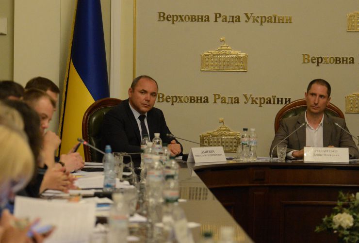 13 червня 2019 відбулися комітетські слухання на тему: «Соціальний захист молоді та інших вразливих категорій населення».
У заході взяли участь: народні депутати України, представники центральних та місцевих органів виконавчої влади, громадських та міжнародних організацій. Заступник голови Комітету з питань сім'ї, молодіжної політики, спорту та туризму Денис Силантьєв (праворуч) та Микола Даневич заступник Міністра молоді та спорту України.