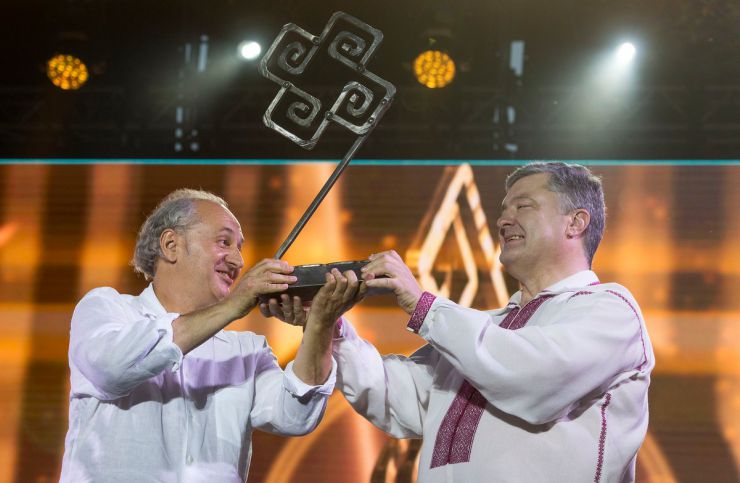 15 червня 2019 ІІ Міжнародний форум Via Carpatia 2019 року у смт. Верховина Івано-Франківської області.
Церемонія нагородження премією імені Станіслава Вінценза «За гуманістичне служіння та внесок у розвиток регіонів».
Лідер партії «Європейська Солідарність» Петро Порошенко взяв участь у церемонії нагородження премії імені Станіслава Вінценза, яку вручив Івану Малковичу.