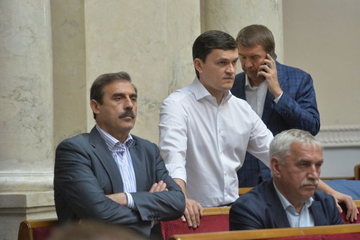 19 червня 2019 пленарне засідання Верховної Ради України.
Із трибуни Парламенту виступила Перший заступник Голови Верховної Ради Ірина Геращенко, яка поінформувала, що сьогодні, 19 червня, Міжнародний день боротьби з сексуальним насильством в умовах конфлікту, проголошений резолюцією Генеральної Асамблеї ООН від 19 червня 2015 року з метою привернення додаткової уваги до проблеми сексуального насильства в умовах різних конфліктів.
Верховна Рада перейшла до розгляду у другому читанні проекту Виборчого кодексу №3112-1. Антон Кіссе, Валерій Писаренко, Олег Кулініч, Василь Гуляєв-всі Відродження.