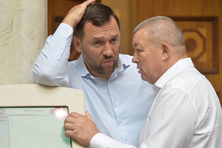 19 червня 2019 пленарне засідання Верховної Ради України.
Із трибуни Парламенту виступила Перший заступник Голови Верховної Ради Ірина Геращенко, яка поінформувала, що сьогодні, 19 червня, Міжнародний день боротьби з сексуальним насильством в умовах конфлікту, проголошений резолюцією Генеральної Асамблеї ООН від 19 червня 2015 року з метою привернення додаткової уваги до проблеми сексуального насильства в умовах різних конфліктів.
Верховна Рада перейшла до розгляду у другому читанні проекту Виборчого кодексу №3112-1. Віктор Кривенко-позафрак., Микола Паламарчук-БПП.