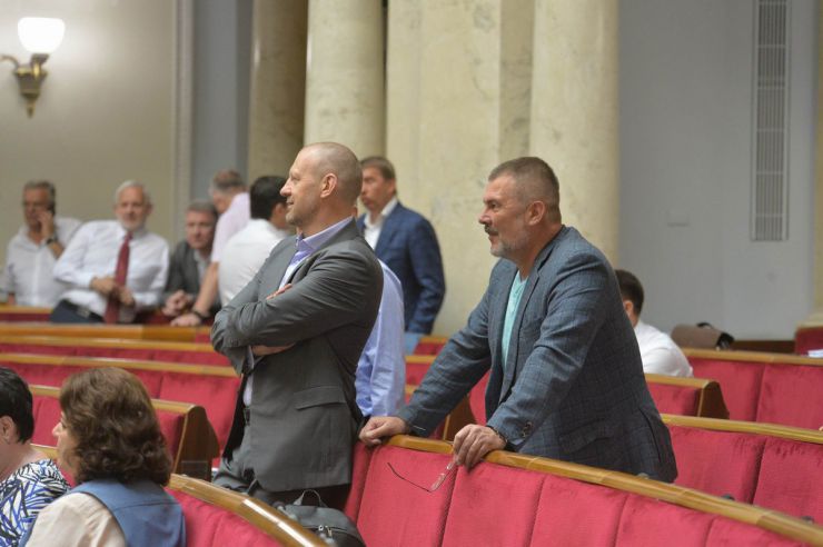 19 червня 2019 пленарне засідання Верховної Ради України.
Із трибуни Парламенту виступила Перший заступник Голови Верховної Ради Ірина Геращенко, яка поінформувала, що сьогодні, 19 червня, Міжнародний день боротьби з сексуальним насильством в умовах конфлікту, проголошений резолюцією Генеральної Асамблеї ООН від 19 червня 2015 року з метою привернення додаткової уваги до проблеми сексуального насильства в умовах різних конфліктів.
Верховна Рада перейшла до розгляду у другому читанні проекту Виборчого кодексу №3112-1. Андрій Тетерук, Юрій Береза - обоє НФ.