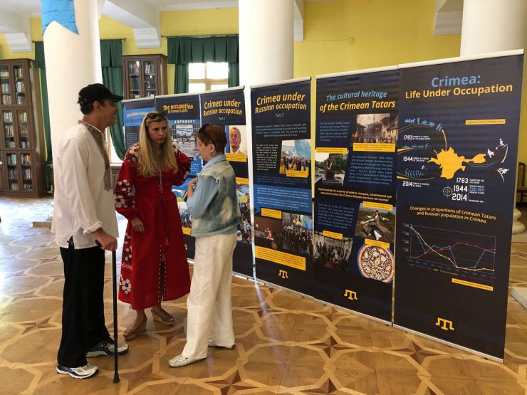 26 червня 2019 Київ. День Кримськотатарського національного прапору.  
Під стінами міськдержадміністрації та у колонному залі КМДА демонстрували світлини з виставки «Об'єднані прапором - #LIBERATECRIMEA».