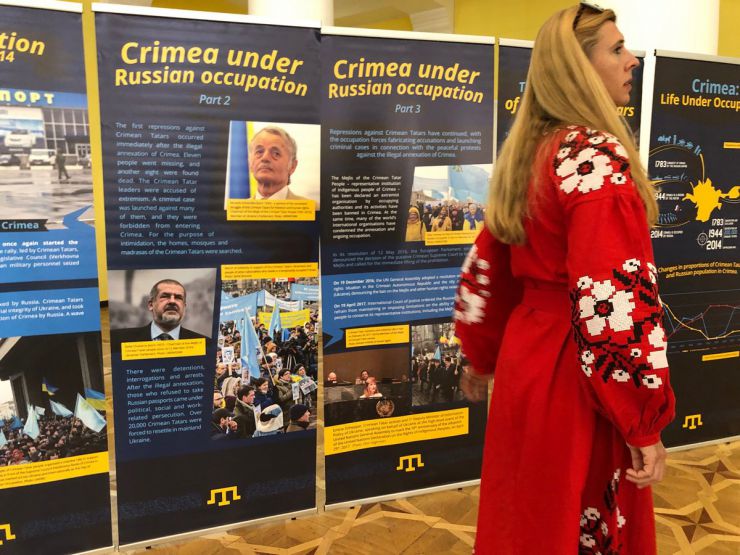 26 червня 2019 Київ. День Кримськотатарського національного прапору.  
Під стінами міськдержадміністрації та у колонному залі КМДА демонстрували світлини з виставки «Об'єднані прапором - #LIBERATECRIMEA».