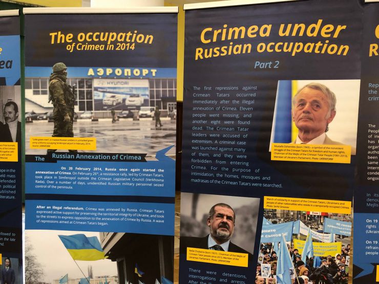 26 червня 2019 Київ. День Кримськотатарського національного прапору.  
Під стінами міськдержадміністрації та у колонному залі КМДА демонстрували світлини з виставки «Об'єднані прапором - #LIBERATECRIMEA».