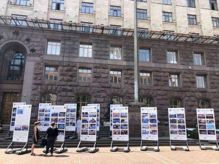 26 червня 2019 Київ. День Кримськотатарського національного прапору.  
Під стінами міськдержадміністрації та у колонному залі КМДА демонстрували світлини з виставки «Об'єднані прапором - #LIBERATECRIMEA».
