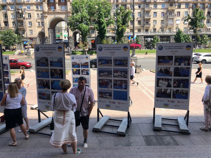 26 червня 2019 Київ. День Кримськотатарського національного прапору.  
Під стінами міськдержадміністрації та у колонному залі КМДА демонстрували світлини з виставки «Об'єднані прапором - #LIBERATECRIMEA».