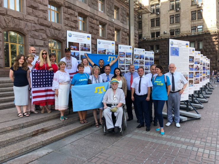 26 червня 2019 Київ. День Кримськотатарського національного прапору.  
Під стінами міськдержадміністрації та у колонному залі КМДА демонстрували світлини з виставки «Об'єднані прапором - #LIBERATECRIMEA».