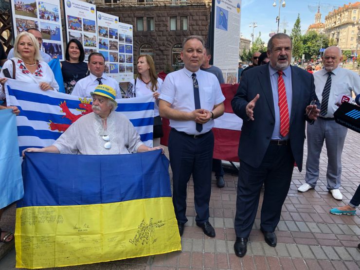 26 червня 2019 Київ. День Кримськотатарського національного прапору.  
Під стінами міськдержадміністрації та у колонному залі КМДА демонстрували світлини з виставки «Об'єднані прапором - #LIBERATECRIMEA».
Активіст Микола Подрізан, Ескендер Барієв, координатор акції “Об'єднані прапором – #LIBERATECRIMEA”, голова правління Кримськотатарського Ресурсного Центру, нар. деп. Рефат Чубаров.