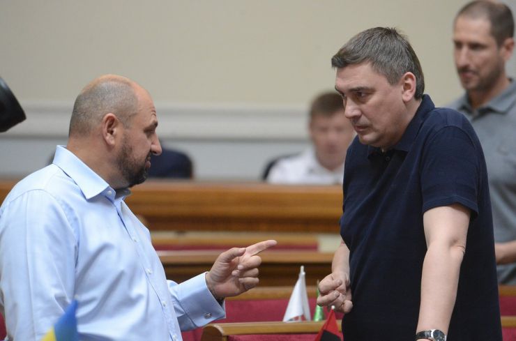 2 липня 2019 пленарне засідання Верховної Ради України.
Народні депутати продовжують розгляд у другому читанні проекту Виборчого кодексу №3112-1. 
Головуючий надав слово голові підкомітету Комітету з питань правової політики та правосуддя Олександру Черненку, який нагадав, що на минулому засіданні розгляд правок було закінчено на1530-й правці.
Борис Розенблат БП, Дмитро Добродомов ПОЗ.