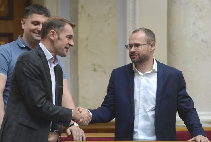 2 липня 2019 пленарне засідання Верховної Ради України.
Народні депутати продовжують розгляд у другому читанні проекту Виборчого кодексу №3112-1. 
Головуючий надав слово голові підкомітету Комітету з питань правової політики та правосуддя Олександру Черненку, який нагадав, що на минулому засіданні розгляд правок було закінчено на1530-й правці.
Геннадій Кривошея, Павло Пинзеник НФ.