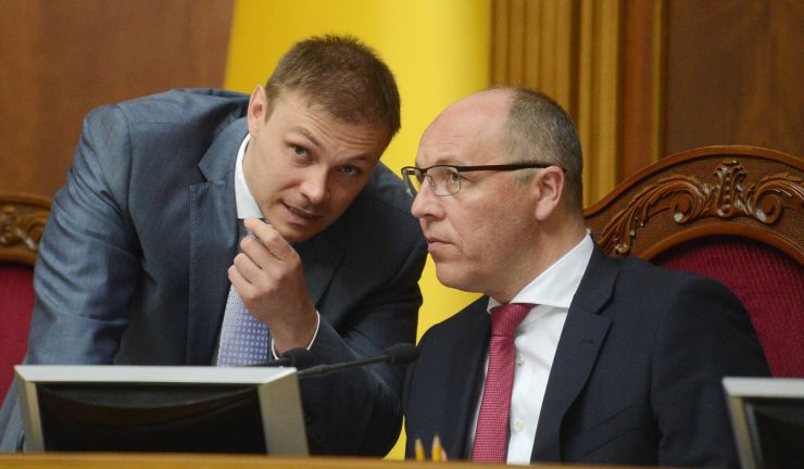 2 липня 2019 пленарне засідання Верховної Ради України.
Народні депутати продовжують розгляд у другому читанні проекту Виборчого кодексу №3112-1. 
Головуючий надав слово голові підкомітету Комітету з питань правової політики та правосуддя Олександру Черненку, який нагадав, що на минулому засіданні розгляд правок було закінчено на1530-й правці.
Олександр Долженков ОП, Андрій Парубій.