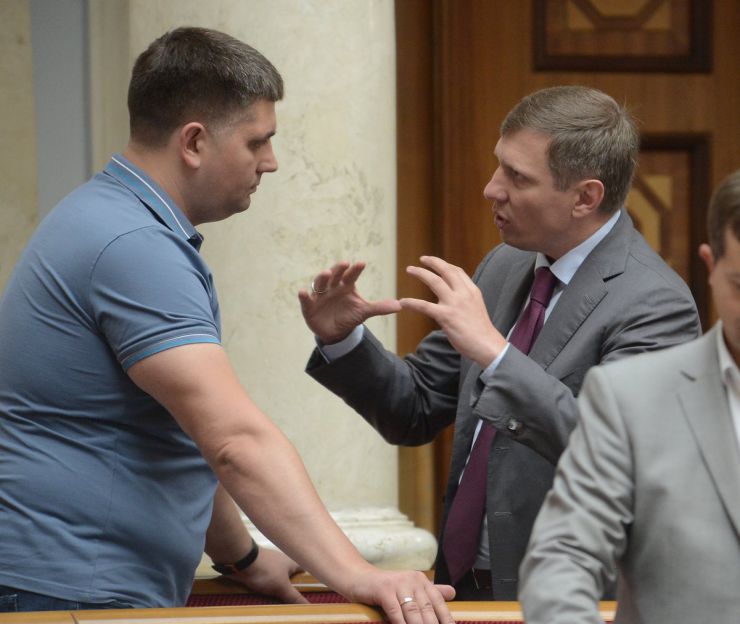2 липня 2019 пленарне засідання Верховної Ради України.
Народні депутати продовжують розгляд у другому читанні проекту Виборчого кодексу №3112-1. 
Головуючий надав слово голові підкомітету Комітету з питань правової політики та правосуддя Олександру Черненку, який нагадав, що на минулому засіданні розгляд правок було закінчено на1530-й правці.
Віталій Корчик НФ, Сергій Шахов ВОЛЯ.