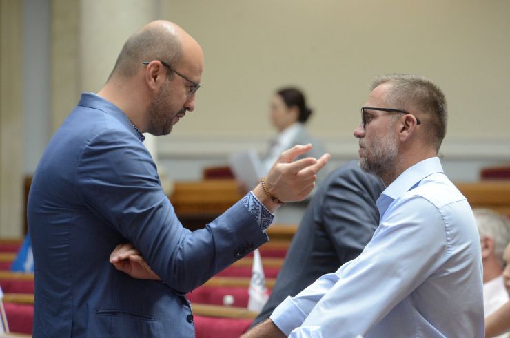 2 липня 2019 пленарне засідання Верховної Ради України.
Народні депутати продовжують розгляд у другому читанні проекту Виборчого кодексу №3112-1. 
Головуючий надав слово голові підкомітету Комітету з питань правової політики та правосуддя Олександру Черненку, який нагадав, що на минулому засіданні розгляд правок було закінчено на1530-й правці.
Сергій Рудик ПОЗ, Андрій Вадатурський БП.