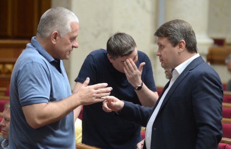 2 липня 2019 пленарне засідання Верховної Ради України.
Народні депутати продовжують розгляд у другому читанні проекту Виборчого кодексу №3112-1. 
Головуючий надав слово голові підкомітету Комітету з питань правової політики та правосуддя Олександру Черненку, який нагадав, що на минулому засіданні розгляд правок було закінчено на1530-й правці.
Костянтин Матейченко НФ, Вадим Івченко Б.