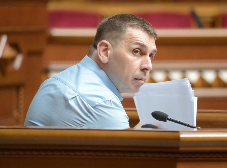 2 липня 2019 пленарне засідання Верховної Ради України.
Народні депутати продовжують розгляд у другому читанні проекту Виборчого кодексу №3112-1. 
Головуючий надав слово голові підкомітету Комітету з питань правової політики та правосуддя Олександру Черненку, який нагадав, що на минулому засіданні розгляд правок було закінчено на1530-й правці.
Олександр Черненко БП.