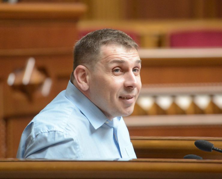 2 липня 2019 пленарне засідання Верховної Ради України.
Народні депутати продовжують розгляд у другому читанні проекту Виборчого кодексу №3112-1. 
Головуючий надав слово голові підкомітету Комітету з питань правової політики та правосуддя Олександру Черненку, який нагадав, що на минулому засіданні розгляд правок було закінчено на1530-й правці.
Олександр Черненко БП.