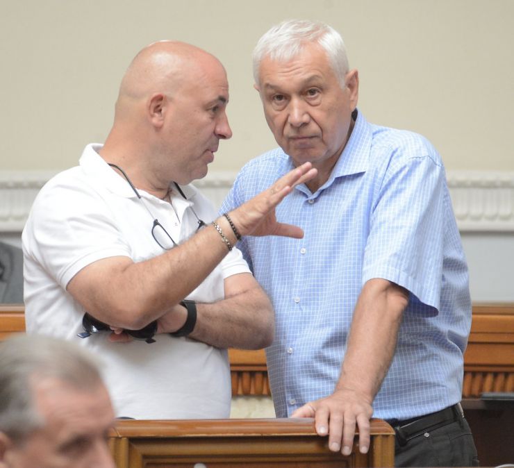 3 липня 2019 пленарне засідання Верховної Ради України.
Народні депутати продовжують розгляд у другому читанні проекту Виборчого кодексу №3112-1. 
Головуючий надав слово голові підкомітету Комітету з питань правової політики та правосуддя Олександру Черненку, який доповідає про кожну з правок проекту, яка ставиться на голосування. 
Парламентарії розпочали розгляд з 2301-ї правки. Юрій Буглак, Віктор Король БП.