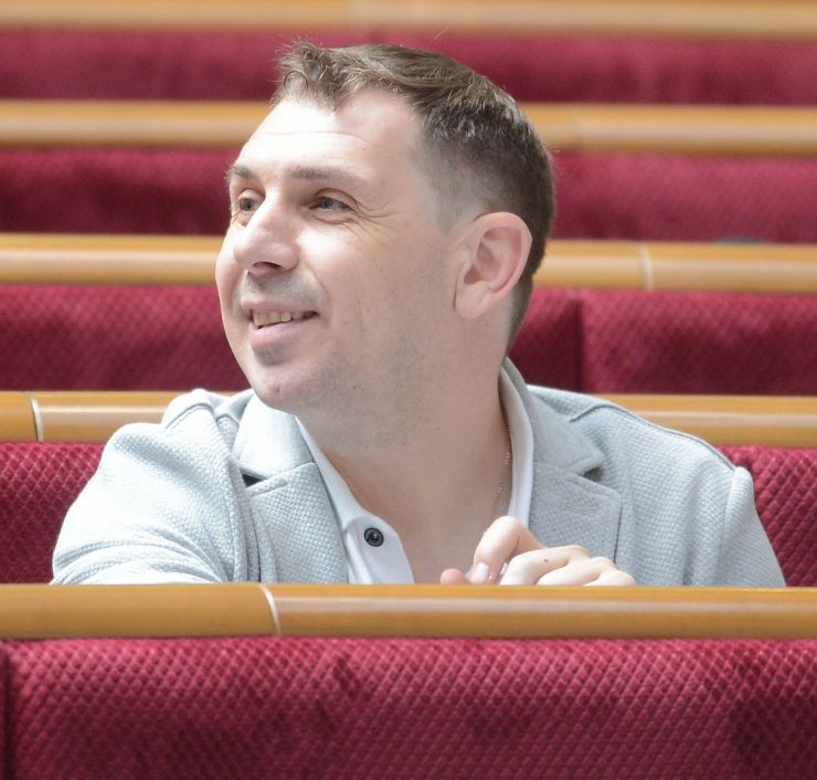 3 липня 2019 пленарне засідання Верховної Ради України.
Народні депутати продовжують розгляд у другому читанні проекту Виборчого кодексу №3112-1. 
Головуючий надав слово голові підкомітету Комітету з питань правової політики та правосуддя Олександру Черненку, який доповідає про кожну з правок проекту, яка ставиться на голосування. 
Парламентарії розпочали розгляд з 2301-ї правки. Олександр Черненко БП.