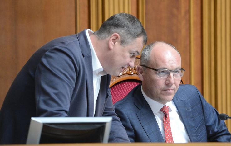 3 липня 2019 пленарне засідання Верховної Ради України.
Народні депутати продовжують розгляд у другому читанні проекту Виборчого кодексу №3112-1. 
Головуючий надав слово голові підкомітету Комітету з питань правової політики та правосуддя Олександру Черненку, який доповідає про кожну з правок проекту, яка ставиться на голосування. 
Парламентарії розпочали розгляд з 2301-ї правки. Сергій Євтушок Б., Андрій Парубій.