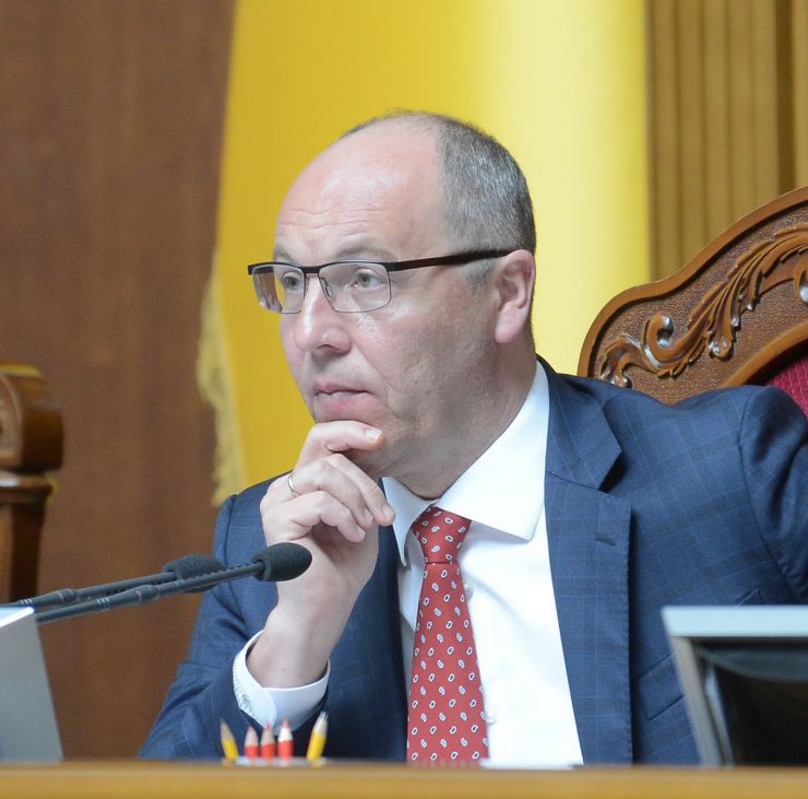 3 липня 2019 пленарне засідання Верховної Ради України.
Народні депутати продовжують розгляд у другому читанні проекту Виборчого кодексу №3112-1. 
Головуючий надав слово голові підкомітету Комітету з питань правової політики та правосуддя Олександру Черненку, який доповідає про кожну з правок проекту, яка ставиться на голосування. 
Парламентарії розпочали розгляд з 2301-ї правки.