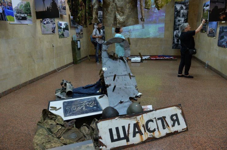 3 липня 2019 п’ять років боротьби нашого народу проти російської агресії на Сході України. У ці дні влітку 2014 р. за населені пункти Луганської та Донецької областей тривала запекла боротьба. У боях українські воїни віддавали свої життя, але здобували перемогу – звільняли рідні міста. Національний музей історії України у Другій світовій війні спільно з Українським інститутом національної пам’яті презентував виставковий проєкт про повернення українських земель 