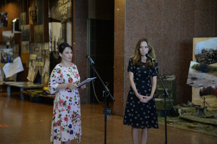 3 липня 2019 п’ять років боротьби нашого народу проти російської агресії на Сході України. У ці дні влітку 2014 р. за населені пункти Луганської та Донецької областей тривала запекла боротьба. У боях українські воїни віддавали свої життя, але здобували перемогу – звільняли рідні міста. Національний музей історії України у Другій світовій війні спільно з Українським інститутом національної пам’яті презентував виставковий проєкт про повернення українських земель 