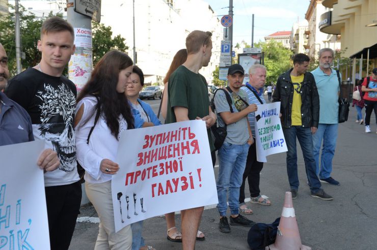 4 липня 2019 тисячі бійців, які постраждали від російської воєнної агресії можуть залишитись без протезів. Це станеться, якщо збанкрутіють державні протезні заводи. Проти подібного перебігу подій виступили мітингувальники під стінами Міністерства соціальної політики України. Представники відомства зустрілись з керівником підприємства ТОВ «НМПО»  Нагендером Парашаром для знаходженя компромісів і пошуків вирішення проблеми.