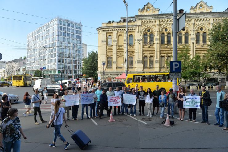 4 липня 2019 тисячі бійців, які постраждали від російської воєнної агресії можуть залишитись без протезів. Це станеться, якщо збанкрутіють державні протезні заводи. Проти подібного перебігу подій виступили мітингувальники під стінами Міністерства соціальної політики України. Представники відомства зустрілись з керівником підприємства ТОВ «НМПО»  Нагендером Парашаром для знаходженя компромісів і пошуків вирішення проблеми.