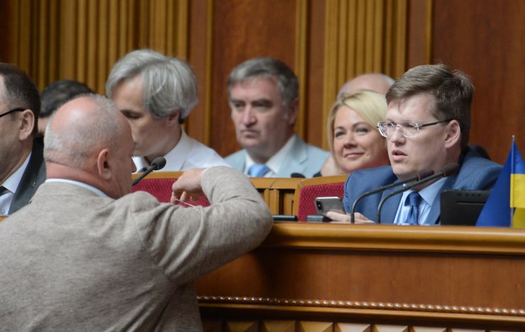 5 липня 2019 пленарне засідання Верховної Ради України.
Головуючий повідомив, що в пленарному засіданні беруть участь члени Кабінету Міністрів на чолі з Віце-прем’єр-міністром Павлом Розенком.
Розпочалася 