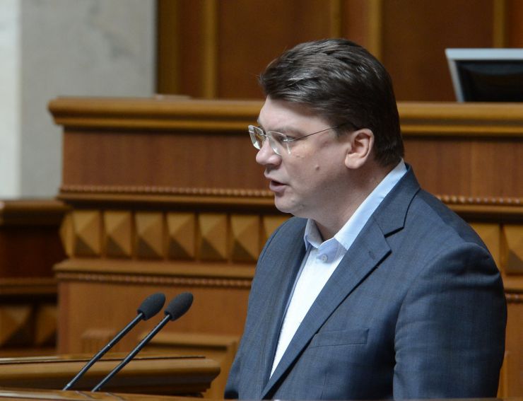 5 липня 2019 пленарне засідання Верховної Ради України.
Головуючий повідомив, що в пленарному засіданні беруть участь члени Кабінету Міністрів на чолі з Віце-прем’єр-міністром Павлом Розенком.
Розпочалася 