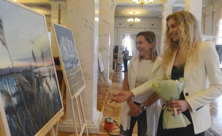 9 липня 2019 презентація виставки «Планета Земля – Єдина: Україна-Перу».
На виставці будуть представлені творчі роботи художників: Limbert Gonzales, який працює в міфологічному жанрі, що передає культуру Перу, та Василя Сироти, який працює в реалістичному жанрі, що змальовує красу України в пейзажах, портретах та натюрмортах. Також будуть представлені пейзажі київської художниці Анни Боднар. 
Експозиція організована за ініціативи народного депутата України Олега Осуховського. Художниця Анна Бондар (праворуч).