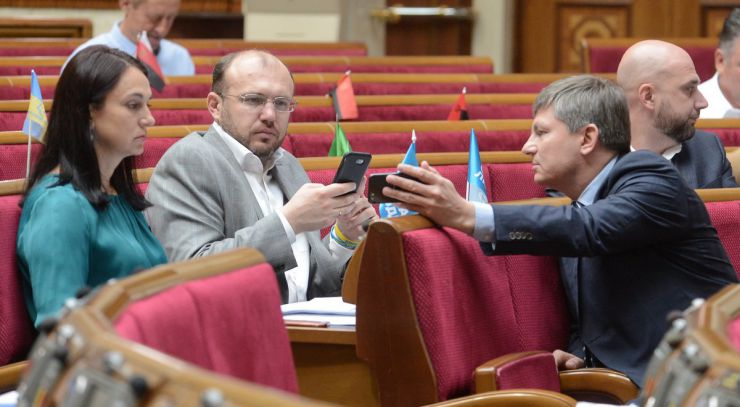 10 липня 2019 пленарне засідання Верховної Ради України.
Головуючий надав слово голові підкомітету Комітету з питань правової політики та правосуддя Олександру Черненку, який доповідає правки до проекту Виборчого кодексу.
Народні депутати розпочали розгляд з 4150-ї правки.