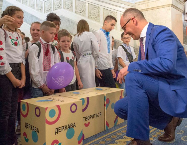 19 липня 2019 урочисте відкриття Освітнього центру Верховної Ради України.
В урочистій церемонії відкриття Освітнього центру взяли участь: Голова Верховної Ради України Андрій Парубій,
Голова Представництва Європейського Союзу в Україні Хюґ Мінґареллі.
На дітей очікують вікторини, ігри, цікава інформація і екскурсія. Кожна дитина напише побажання народним депутатам нового скликання і залишить їх на робочих місцях у сесійній залі.