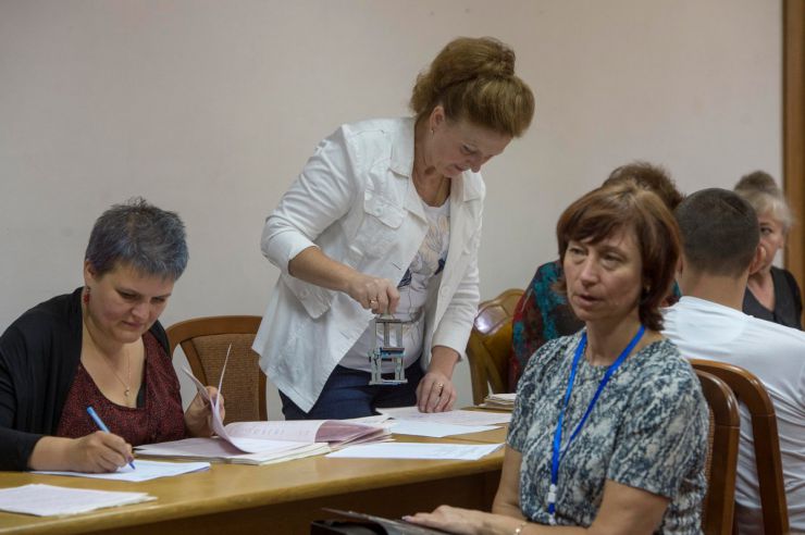 24 липня 2019 засідання Центральної виборчої комісії  на якому продовжується розгляд поточних питань, в тому числі прийняття та оголошення протоколів ОВК про підсумки голосування у загальнодержавному окрузі в межах одномандатного округу та протоколи ОВК про підсумки голосування в одномандатному окрузі на позачергових виборах народних депутатів України 21 липня 2019 року.
Прийняття протоколів з мокрими печатками від ОВК.