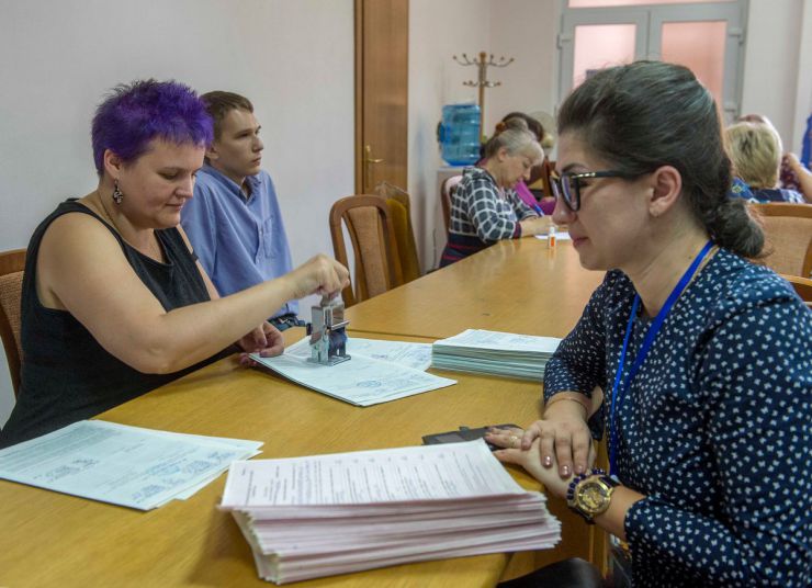26 липня 2019 засідання Центральної виборчої комісії на якому продовжується розгляд поточних питань, в тому числі прийняття та оголошення протоколів ОВК про підсумки голосування у загальнодержавному окрузі в межах одномандатного округу та протоколи ОВК про підсумки голосування в одномандатному окрузі на позачергових виборах народних депутатів України 21 липня 2019 року.
Прийняття протоколів з мокрими печатками від ОВК, зліва працівник ЦВК Ольга Федорець приймає протоколи з мокрими печатками від 183 ОВК м. Херсон.