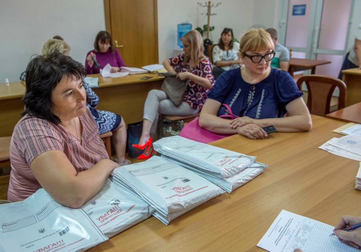 26 липня 2019 засідання Центральної виборчої комісії на якому продовжується розгляд поточних питань, в тому числі прийняття та оголошення протоколів ОВК про підсумки голосування у загальнодержавному окрузі в межах одномандатного округу та протоколи ОВК про підсумки голосування в одномандатному окрузі на позачергових виборах народних депутатів України 21 липня 2019 року.
Прийняття протоколів з мокрими печатками від 120 ОВК Львівської обл.