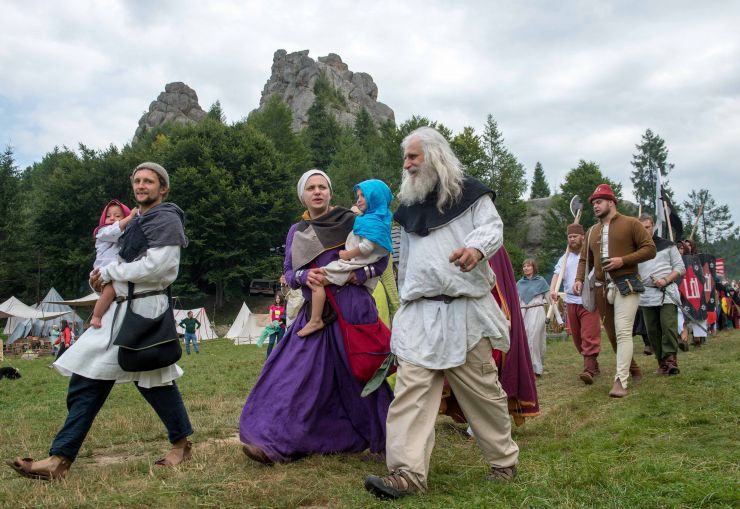 Голова Верховної Ради України Андрій Парубій відвідав ХIVфестиваль середньовічної української культури «Ту Стань! — 2019», який триває з 2 по 4 серпня у селі Урич Сколівського району на Львівщині. На північ від сучасного населеного пункту в IX—XIII століттях існувало унікальне наскельне місто-фортеця, оборонний та адміністративний центр і митний пункт на соляному шляху із Дрогобича на Закарпаття і далі до Західної Європи.