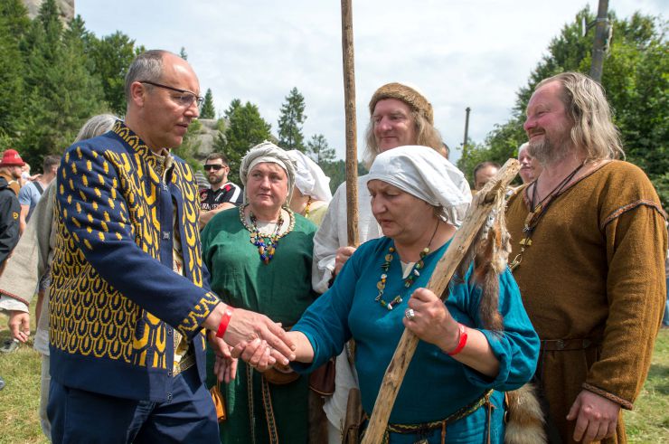 Голова Верховної Ради України Андрій Парубій відвідав ХIVфестиваль середньовічної української культури «Ту Стань! — 2019», який триває з 2 по 4 серпня у селі Урич Сколівського району на Львівщині. На північ від сучасного населеного пункту в IX—XIII століттях існувало унікальне наскельне місто-фортеця, оборонний та адміністративний центр і митний пункт на соляному шляху із Дрогобича на Закарпаття і далі до Західної Європи.