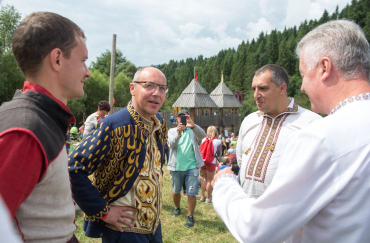 Голова Верховної Ради України Андрій Парубій відвідав ХIVфестиваль середньовічної української культури «Ту Стань! — 2019», який триває з 2 по 4 серпня у селі Урич Сколівського району на Львівщині. На північ від сучасного населеного пункту в IX—XIII століттях існувало унікальне наскельне місто-фортеця, оборонний та адміністративний центр і митний пункт на соляному шляху із Дрогобича на Закарпаття і далі до Західної Європи.