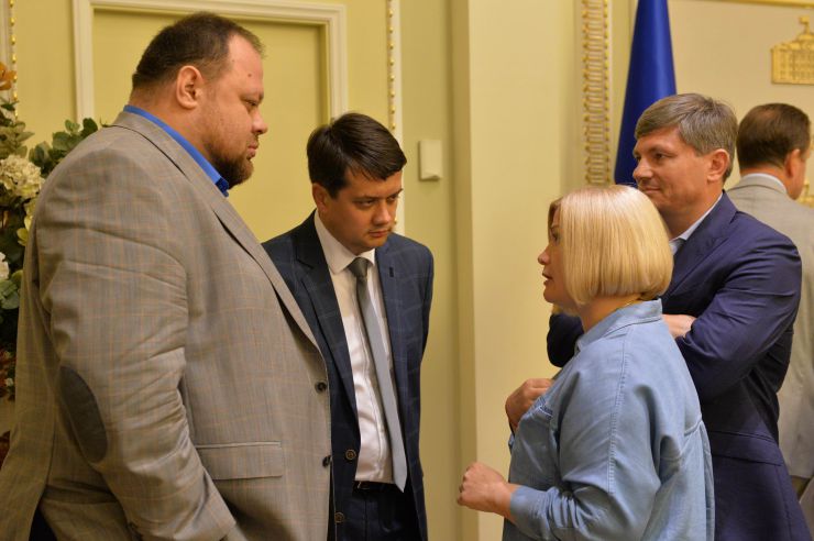 Черговое, третє, засідання Підготовчої депутатської групи з організації роботи Верховної Ради України IX скликання під керівництвом Дмитра Разумкова. 
Перед заслуховуванням результатів роботи підгруп Підготовчої депутатської групи слово від імені двох політичних сил - «Європейської солідарності» та ВО «Батьківщина» - взяв представник «ЄС» Артур Герасимов.
Руслан Стефанчук, Дмитро Разумков, Ірина Геращенко, Артур Герасимов

