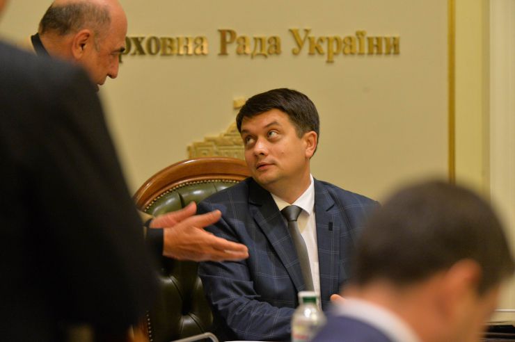 Черговое, третє, засідання Підготовчої депутатської групи з організації роботи Верховної Ради України IX скликання під керівництвом Дмитра Разумкова. 

Перед заслуховуванням результатів роботи підгруп Підготовчої депутатської групи слово від імені двох політичних сил - «Європейської солідарності» та ВО «Батьківщина» - взяв представник «ЄС» Артур Герасимов.
