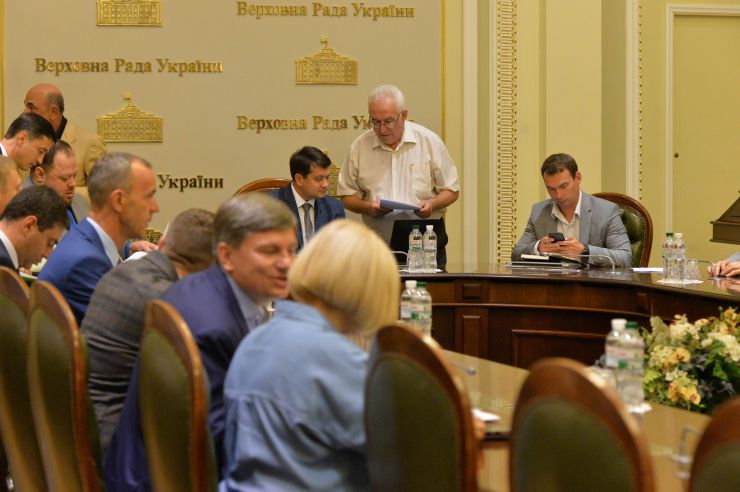 Черговое, третє, засідання Підготовчої депутатської групи з організації роботи Верховної Ради України IX скликання під керівництвом Дмитра Разумкова.  Ірина Геращенко, Артур Герасимов, 

Перед заслуховуванням результатів роботи підгруп Підготовчої депутатської групи слово від імені двох політичних сил - «Європейської солідарності» та ВО «Батьківщина» - взяв представник «ЄС» Артур Герасимов.
